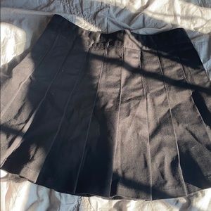 BRANDY MELVILLE PLEADED SKIRT